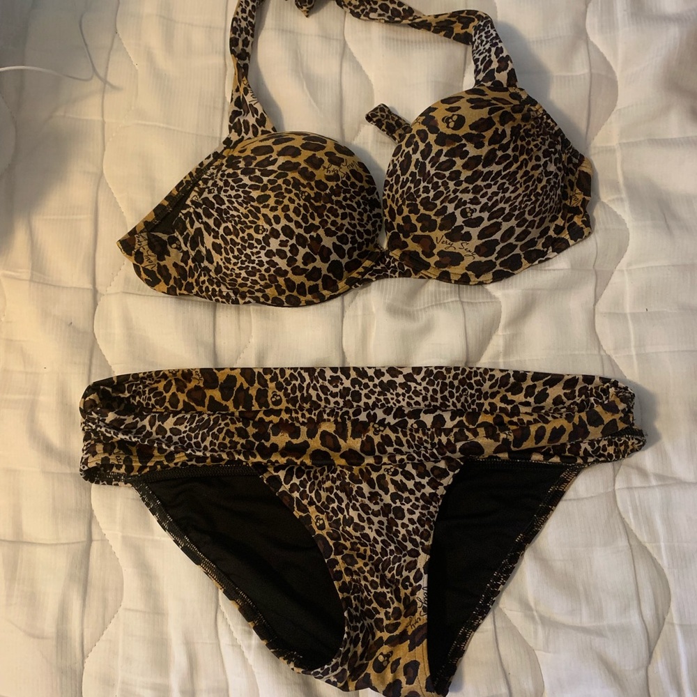 Victoria’s Secret bombshell swimsuit